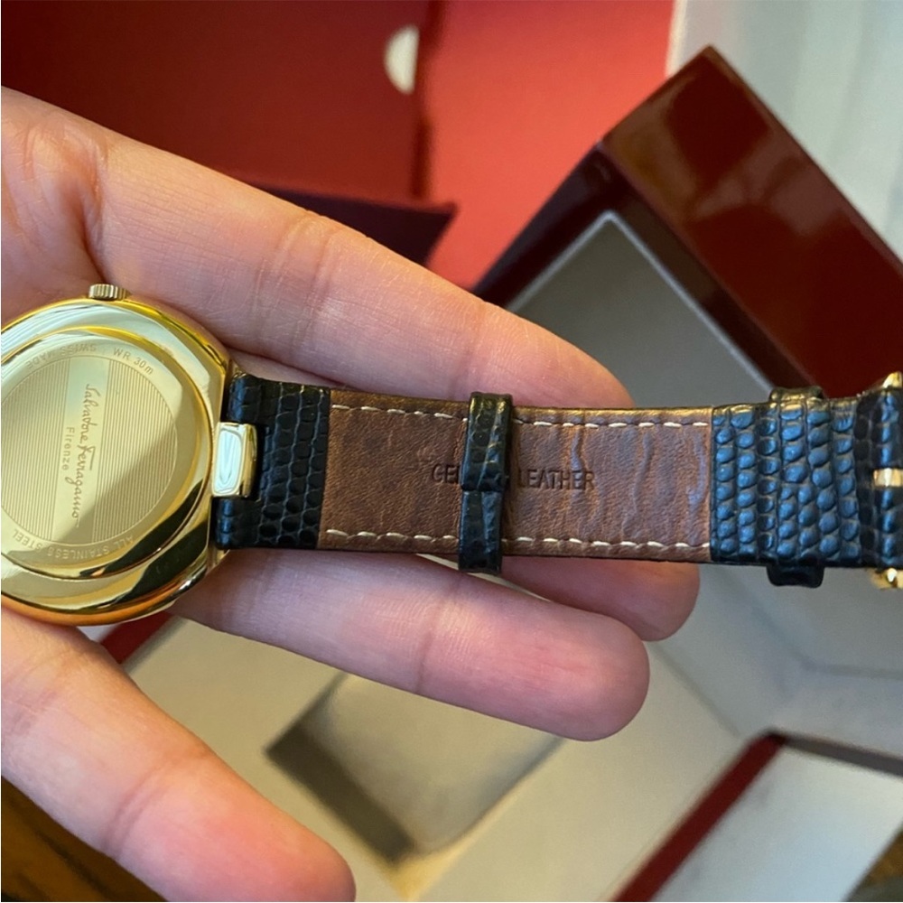 SOLD.Salvatore Ferragamo classic timeless Watch - Picture 7 of 15